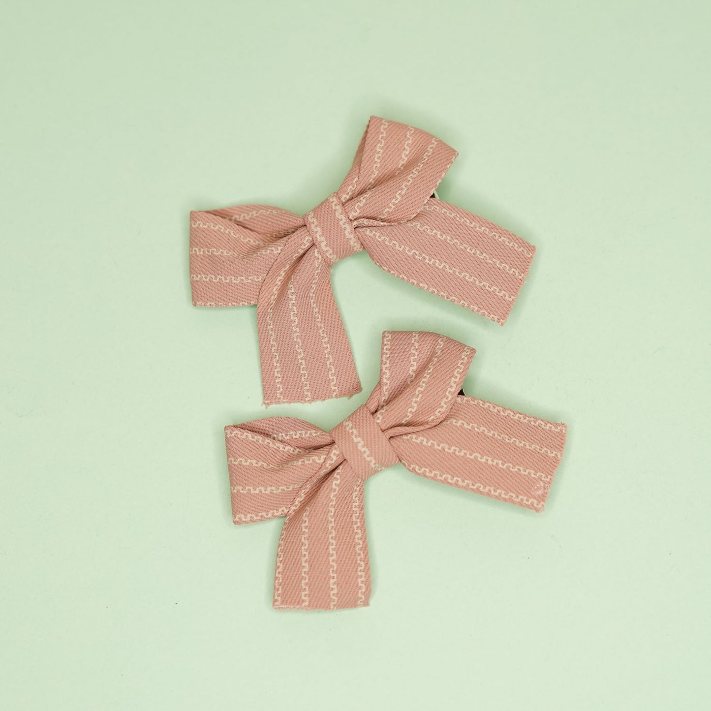 Striped bow hairclip